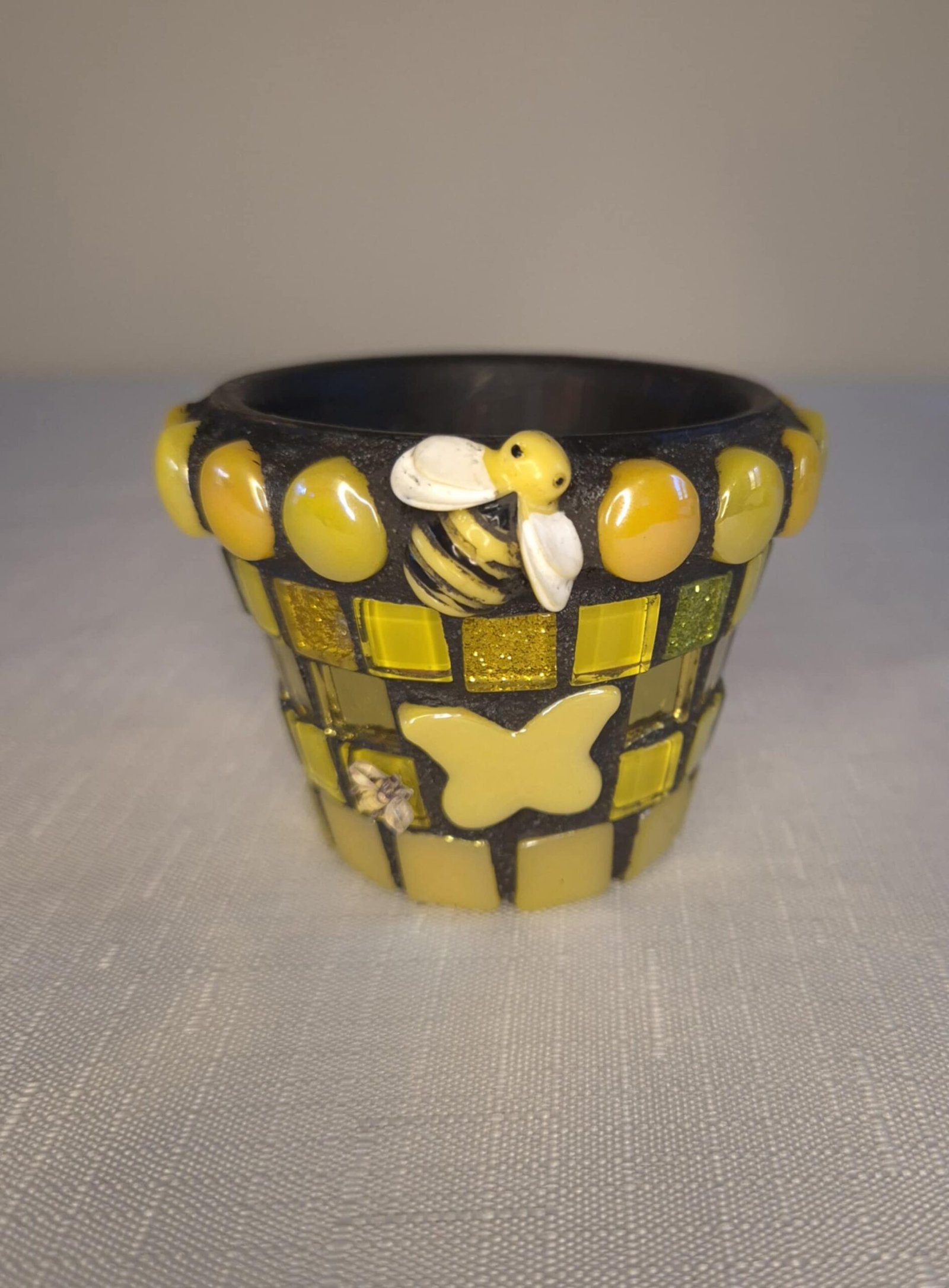 Small bee pot