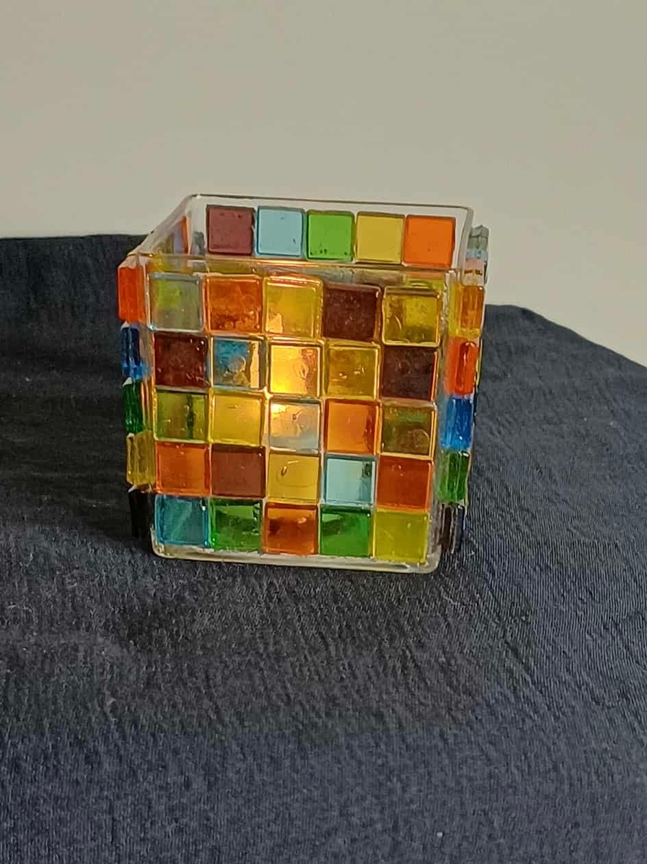Tea light candle holder